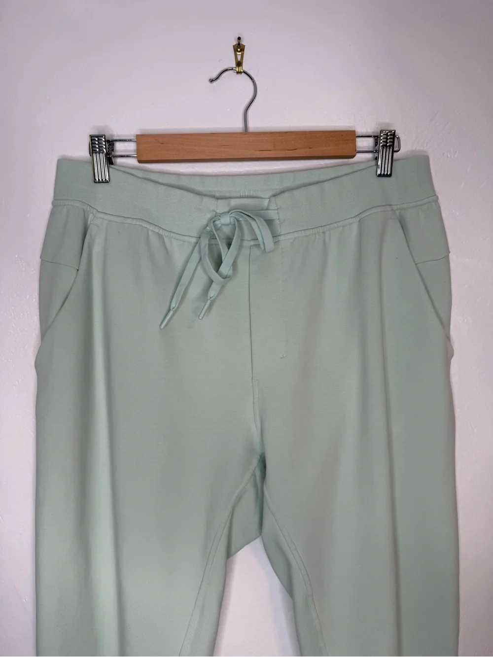Lululemon Mint Green Jogger Pants XL Soft Stretch Lounge Travel Athleisure